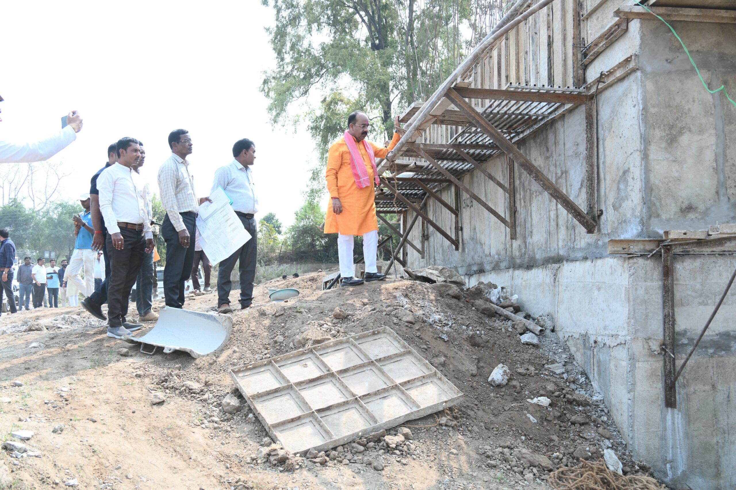 उप मुख्यमंत्री अरुण साव ने कारीडोंगरी-दरवाजा में निर्माणाधीन पुल का किया निरीक्षण