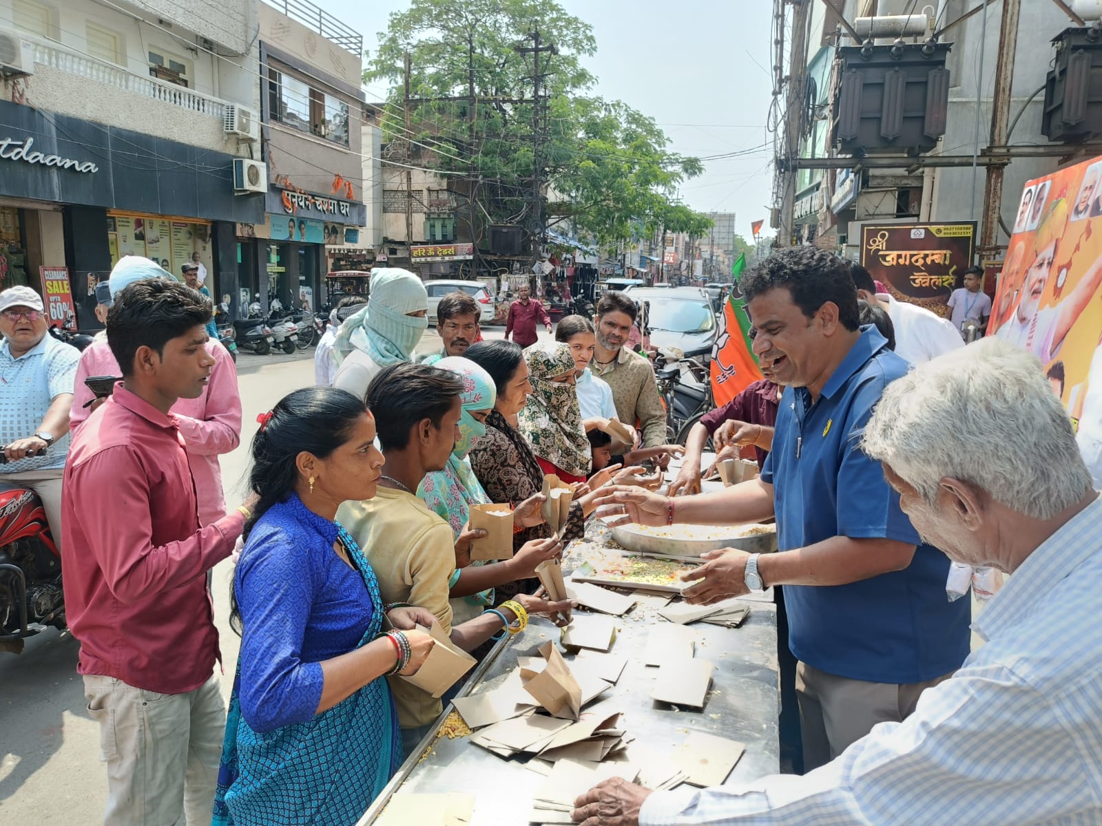 बिलासपुर में दिखा बंगाल विजय का अनोखा रूप, सर्राफा एसोसिएशन ने झालमुड़ी खिलाकर मनाया जीत का जश्न,