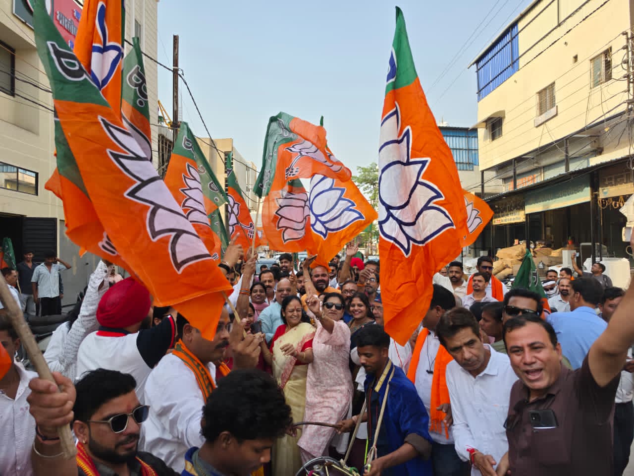 भाजपा कार्यालय में तीन राज्यों की जीत का रंग। परिवर्तन, झालमुड़ी और ढोल के संग 