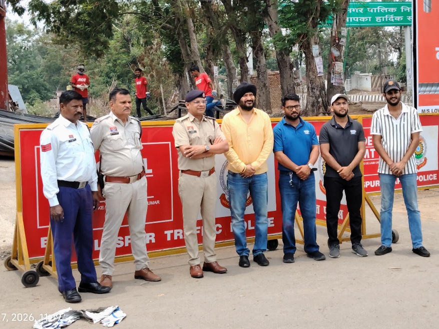 गोयल TMT ने CSR के तहत बिलासपुर पुलिस को दिए 10 ट्रैफिक बैरिकेड्स