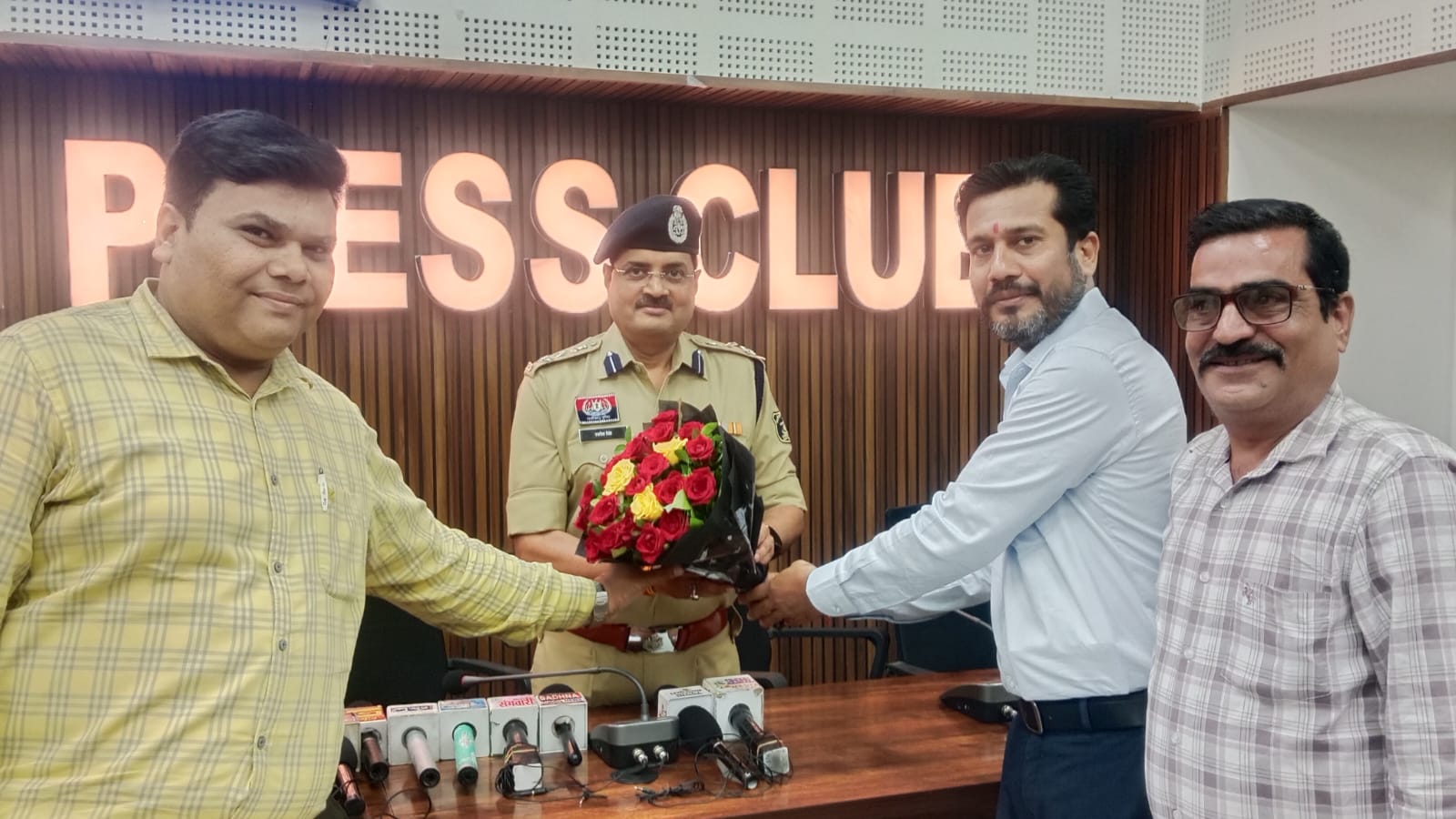 प्रेस क्लब में पहुना बनकर पहुंचे एसएसपी रजनेश सिंह.. जीवन और काम से जुड़े रोचक किस्सो को किया साझा, समाज और युवाओं के नाम दिया संदेश