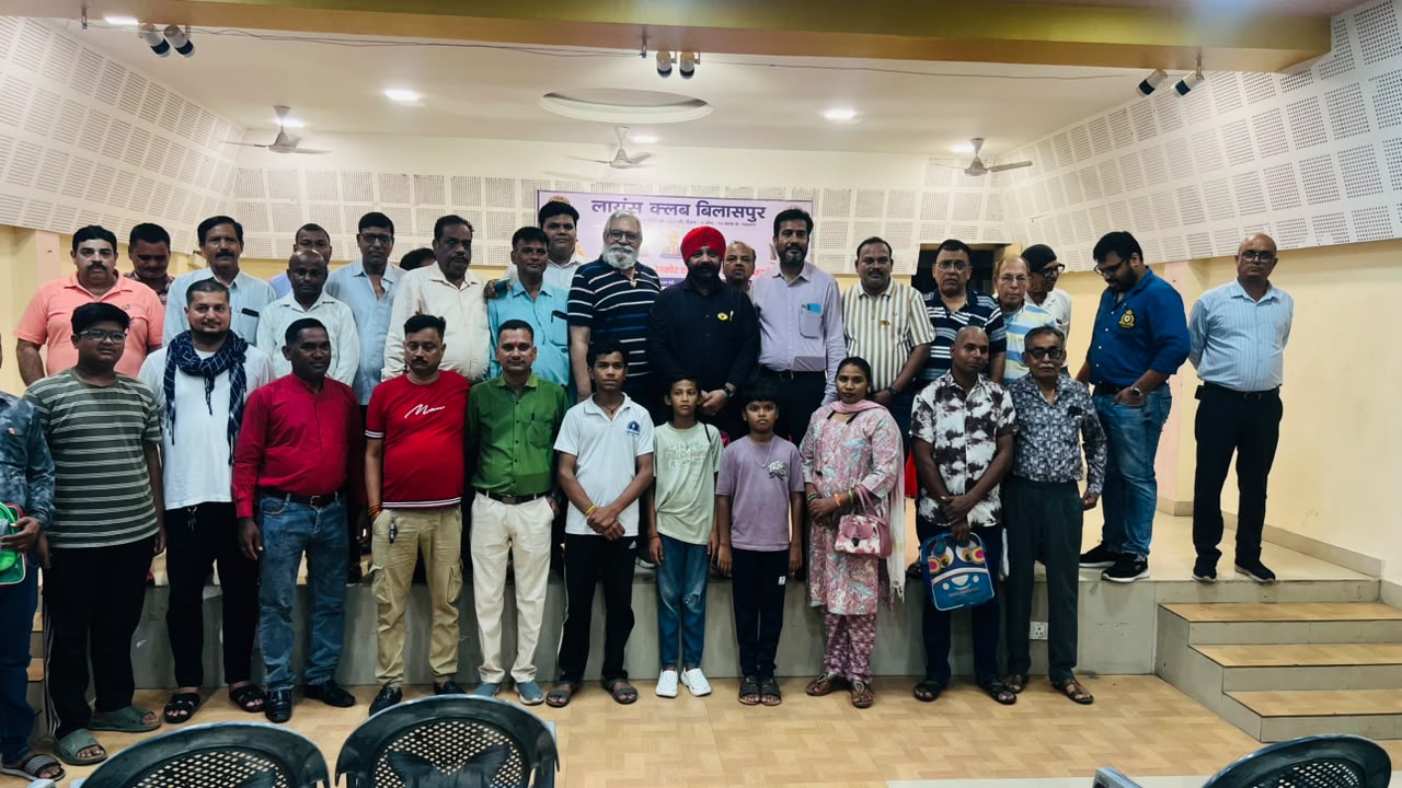 लायंस क्लब बिलासपुर कि अनोखी पहल 150 जरूरतमंद बच्चों को रेनकोट, कॉपी एवं पेन वितरित किए।