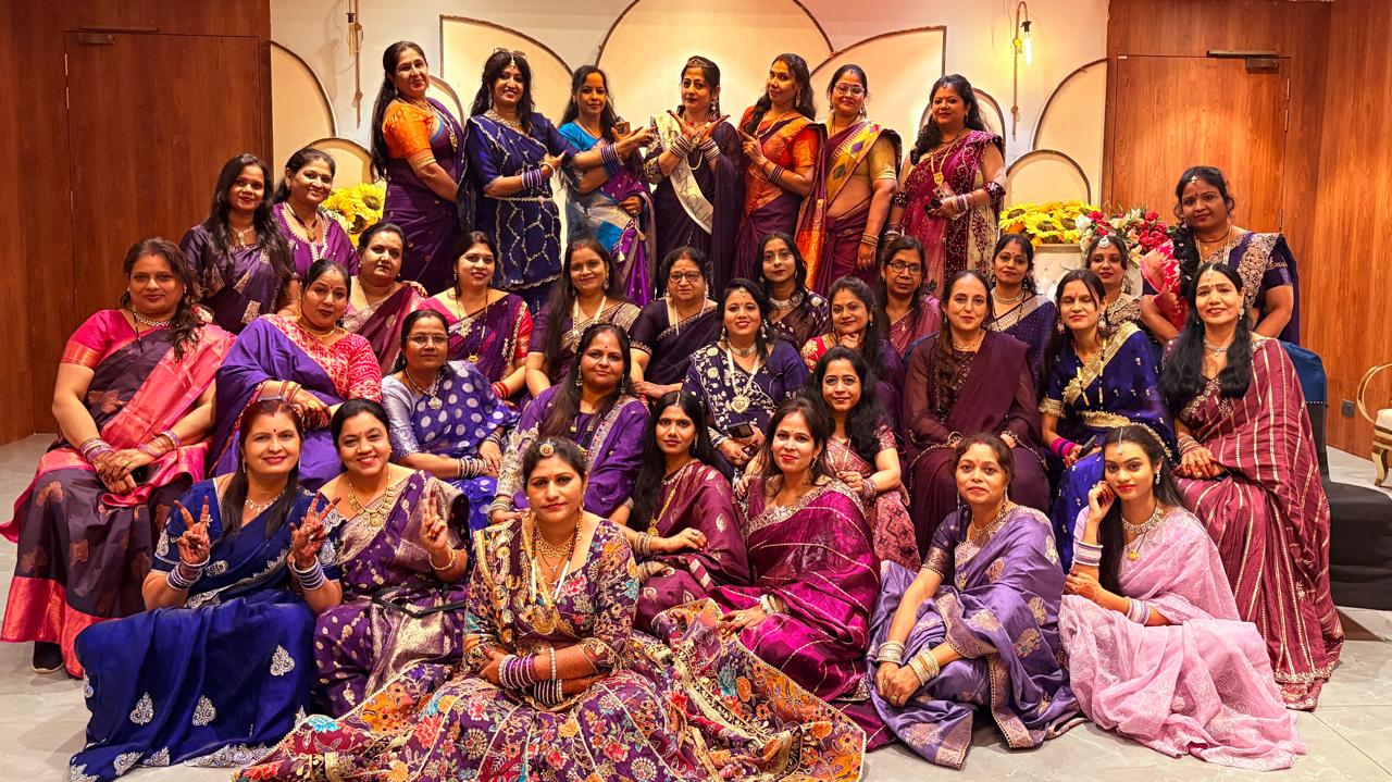 बैंगनी साड़ियों में सजा सावन उत्सव – भारतीय नगर की सखियों ने मनाया सावन महोत्सव