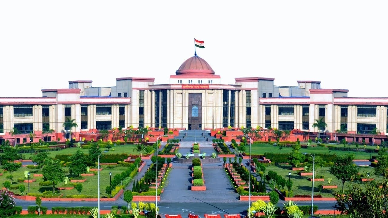 हाईकोर्ट से सोसायटी कर्मचारी को राहत, निलंबन आदेश के क्रियान्वयन पर लगी रोक
