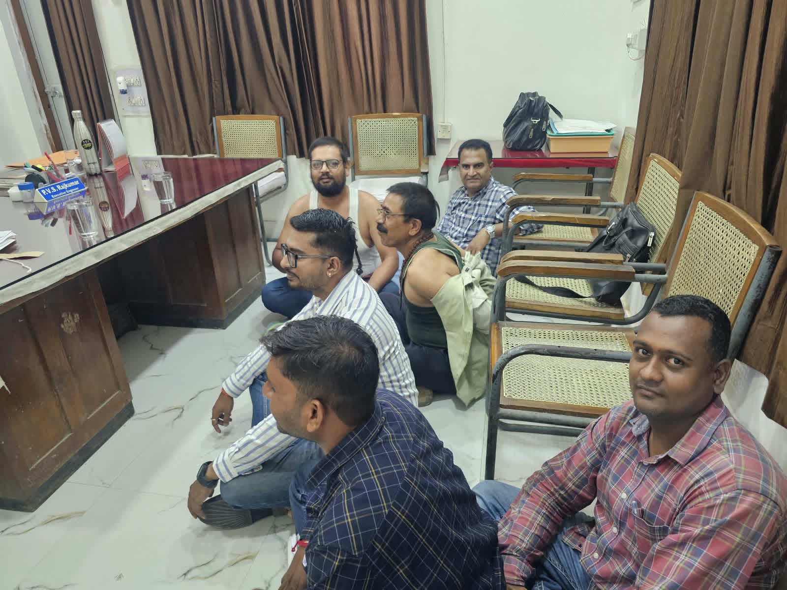 बिजली विभाग में ठेकेदारों का हंगामा, पेनाल्टी कटौती के विरोध में अर्धनग्न प्रदर्शन